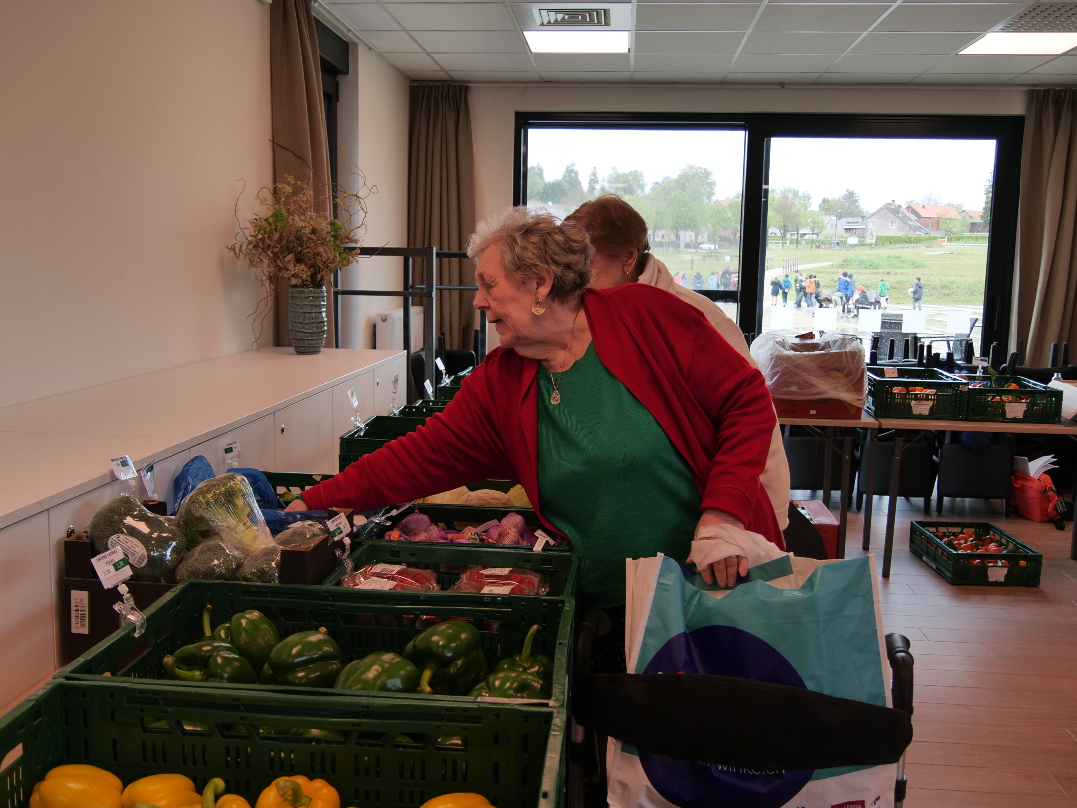 Vrouw neemt groenten uit bak